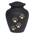 urne cinéraire animaux souvenir en laiton de couleur noir avec motifs de pattes de chien de couleur or proposées par les Pompes Funèbres LOIC