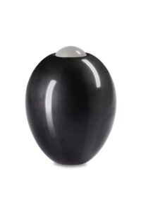 Urne cinéraire laiton adoré de couleur noir proposées par les pompes funèbres loic
