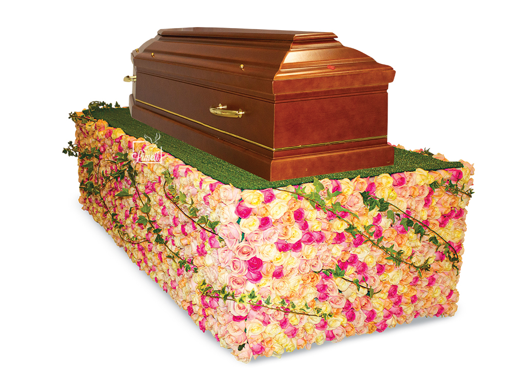 Pompes Funèbres photo d'un cercueil sur La table fleurie hommage fleurie