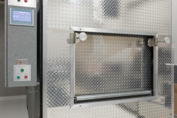 photo d'une porte de four au crématorium pour introduction cercueil en crémation